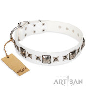 ‘Intergalactic Travelling’スタイルのFDTArtisanの白い革首輪 ‘Intergalactic Travelling’スタイルのFDTArtisanの白い革首輪
