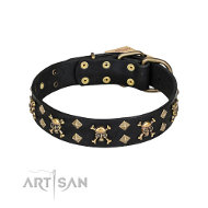 'Jolly Rojer' FDT Artisan デザインのパイレーツのスカルとスパイク付きデコ革首輪 'Jolly Rojer' FDT Artisan デザインのパイレーツのスカルとスパイク付きデコ革首輪