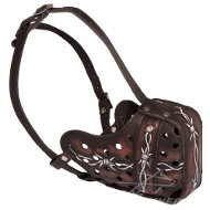 「有刺鉄線」の絵で装飾された　犬用革口輪